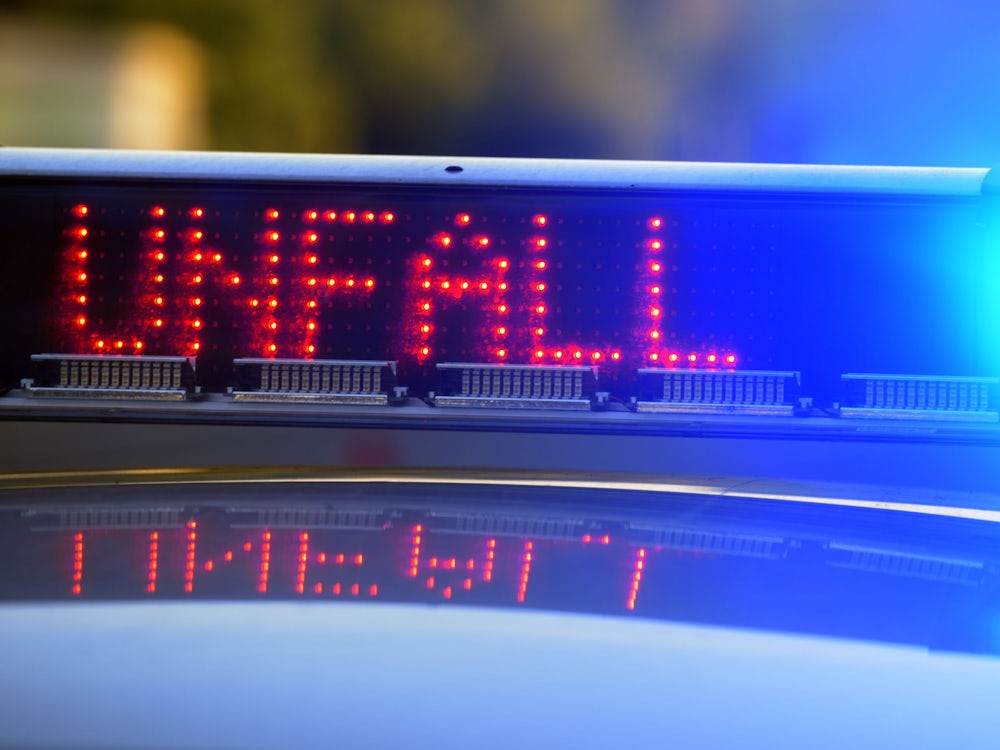 Auto kollidiert mit Holzlaster bei Königsdorf: Tödlicher Unfall auf der B11