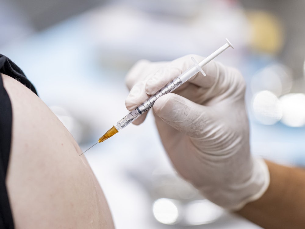 Grippewelle in Bayern: Fast viermal mehr Infektionen als Vorsaison Diese Entwicklung bereitet den Gesundheitsbehörden Sorge, da die Zahl der gem eldeten Fälle im Vergleich zur Vorsaison stark zugenommen hat