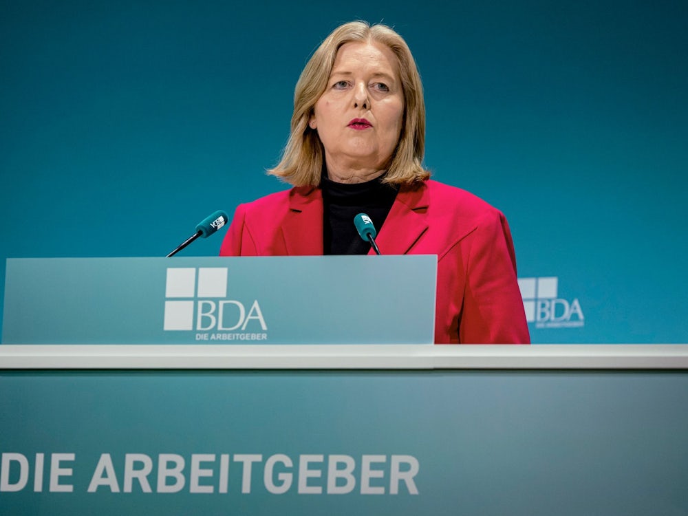 In der Talkrunde von Maybrit Illner verteieidgt sich Sozialministerin Bärbel Bas (SPD)