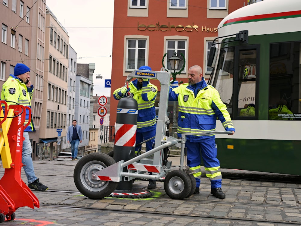 Sicherheit auf dem Weihnachtsmarkt: Augsburger Poller-Schieber werden zum Internet-Hit