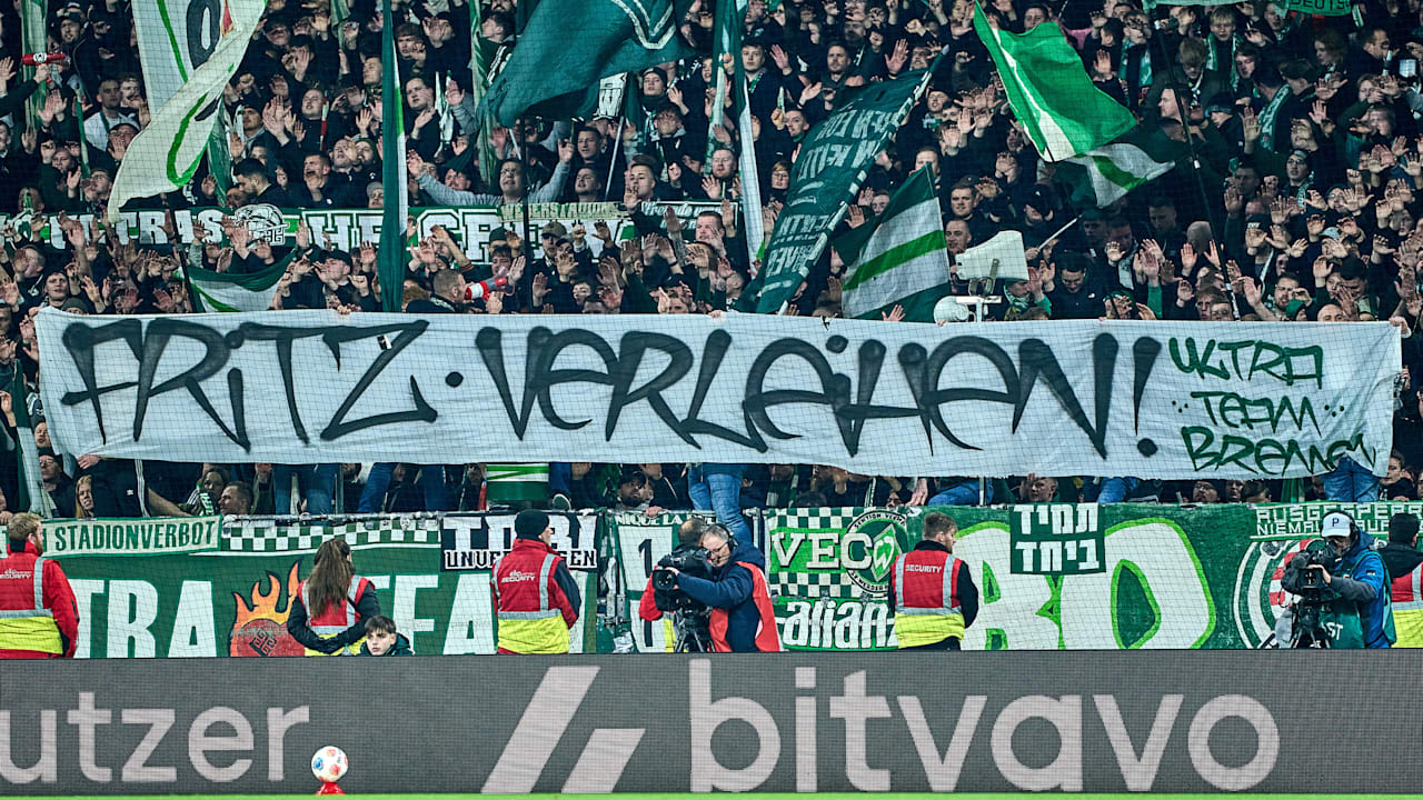 Die Werder-Fans verspotteten Manager Clemens Fritz mit einem Plakat!Jetzt hat sich der