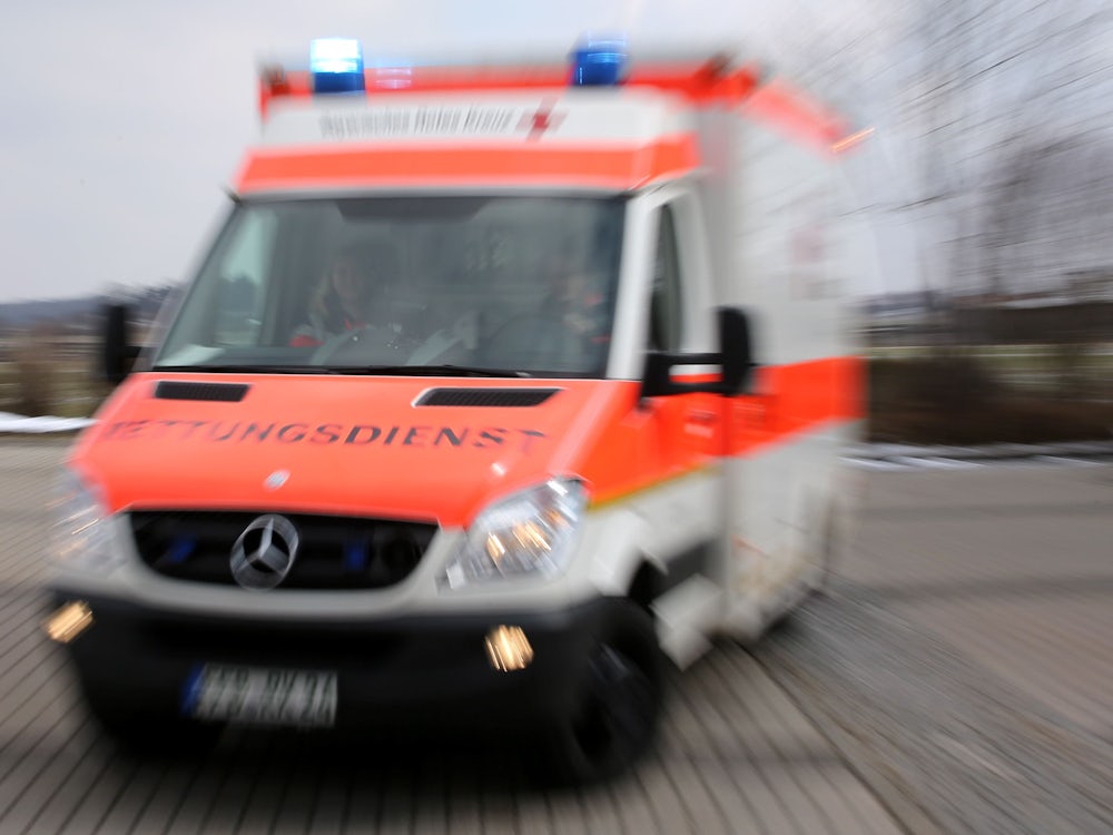 Auf die Frontscheibe geschleudert: Radfahrer bei Unfall in Gilching schwer verletzt