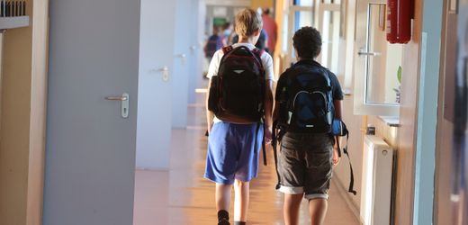 Verfassungswidrige Kennzeichen Thüringen will strenger gegen Hakenkreuze an Schulen vorgehen Hakenkreuz an