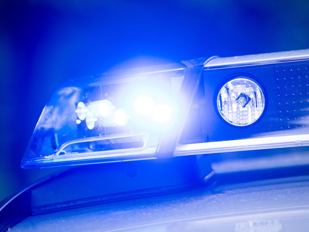 Niederbayern: Mann schlägt Polizistin Zahn aus