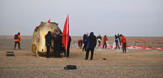 Treffer durch Weltraumschrott vermutet Beschädigtes Raumschiff »Shenzhou 20« auf Erde gelandet Die