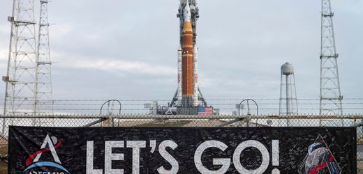 »Artemis 2« Nasa rollt riesige Rakete für Mondmission zum Startplatz Zum ersten