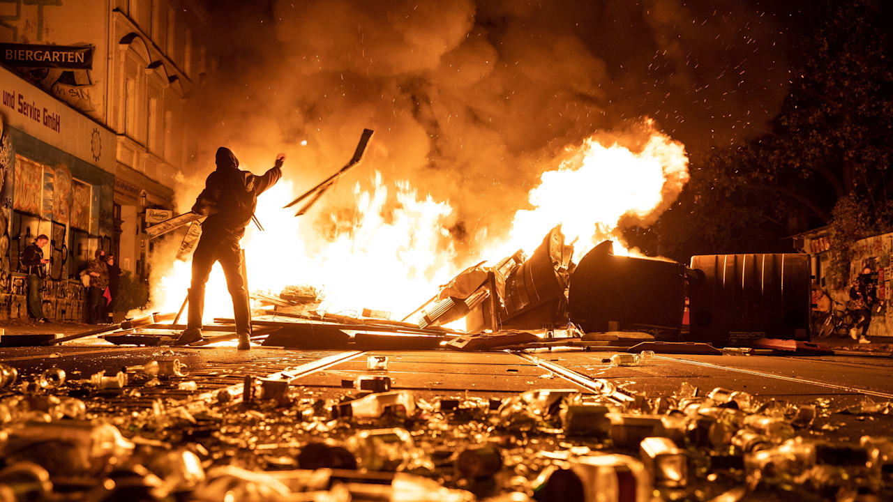 Leipzig (Sachsen) – Mehr als 1000 Polizisten sollen das Szeneviertel Connewitz schützen,