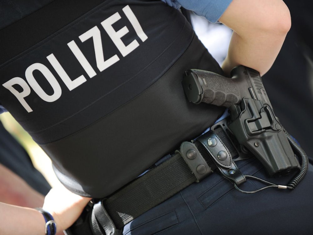 Festnahme: 24-Jähriger greift nach Dienstwaffe von Polizisten