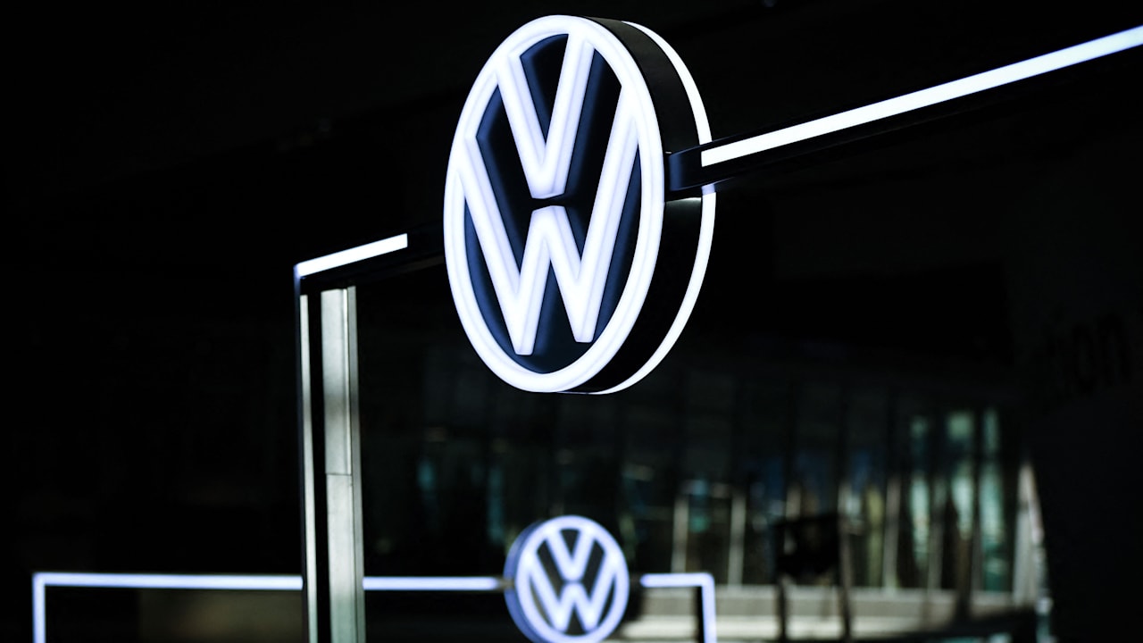 TTS-Player überspringen↵Artikel weiterlesenWolfsburg – Bei VW wird jetzt an den Schaltstellen gespart.