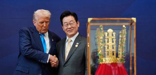 Geschenke für Trump Hier eine Krone, da ein Jumbojet Ein Gemälde von