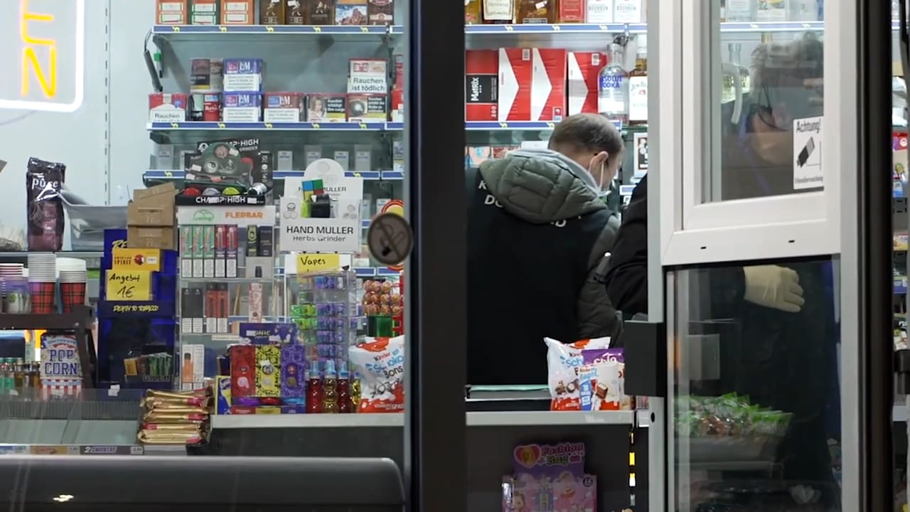 Bluttat in Dortmund: Mann (31) in Kiosk niedergeschossenMehr zum Video anzeigen Blutspuren