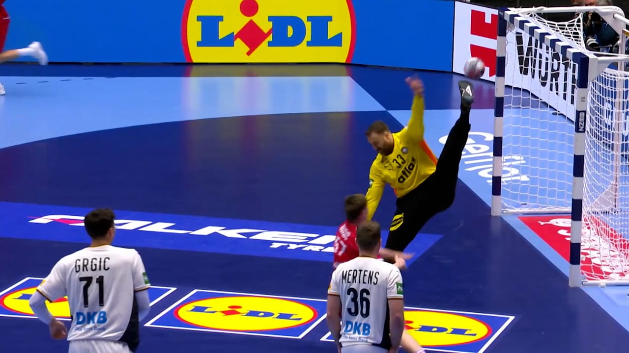 Bärenstarker Wolff: Hier besingen unsere DHB-Jungs die ÖsisMehr zum Video anzeigen Der