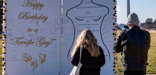 National Mall in Washington Drei Meter hohe Nachbildung von Epstein-Geburtstagskarte aufgetaucht Glückwünsche