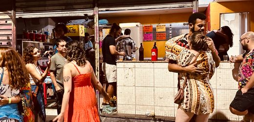 Bild vergrößern Feiernde vor Dona Evas Bar: Ein paar Tische, eine Jukebox,