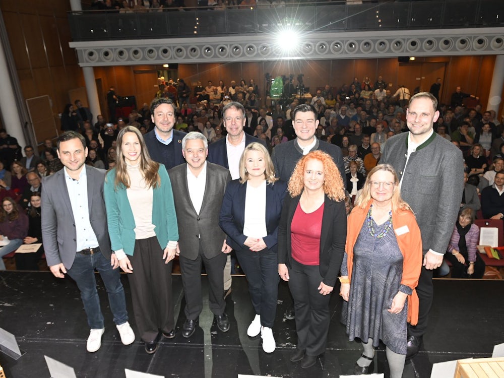 Kommunalwahl in Unterhaching: Kandidaten-Sextett vor vollem Haus