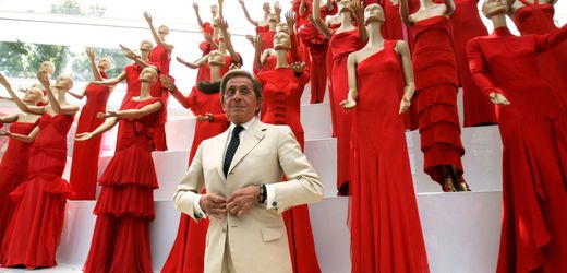 Bild vergrößern Designer Valentino Garavani: Glücksfarbe Rot Foto: Pier Paolo Cito / AP