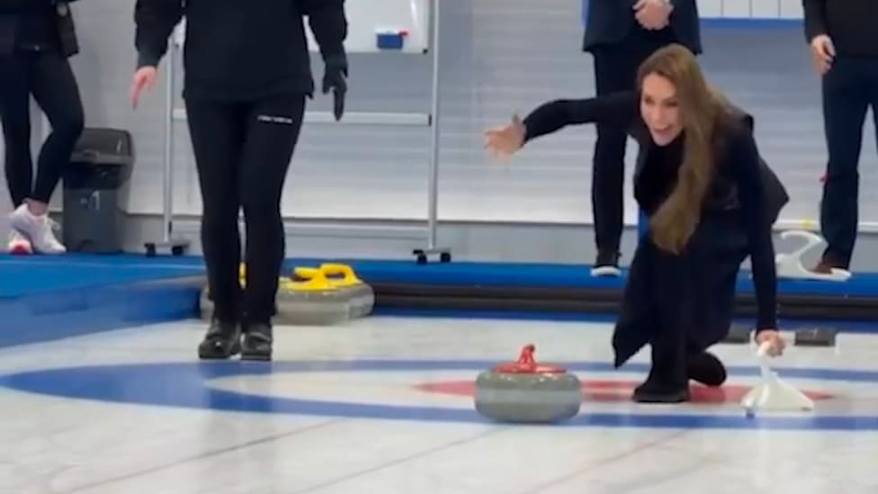 Prinzessin Kate rettet sich auf dem Eis: Blamage gekonnt vermiedenMehr zum Video