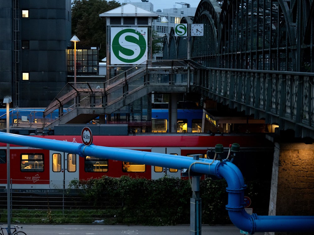 An S-Bahnhaltestelle: Gruppen-Schlägerei an der Hackerbrücke: Polizei nimmt mehrere Personen fest