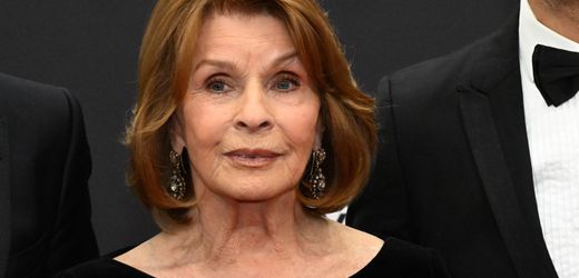 Schauspielstar Schwerer Sturz – Senta Berger nach Lesung an Oberschenkel operiert Als