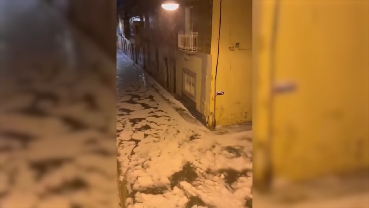 Wetterextrem: Eis-Fluten auf MaltaMehr zum Video anzeigen Die Mittelmeerinsel erlebt seltene Winterextreme: