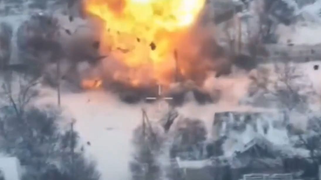 Schwere Explosion: Ukrainische Drohne zerstört Minen-TransporterMehr zum Video anzeigen Eine brandneue russische
