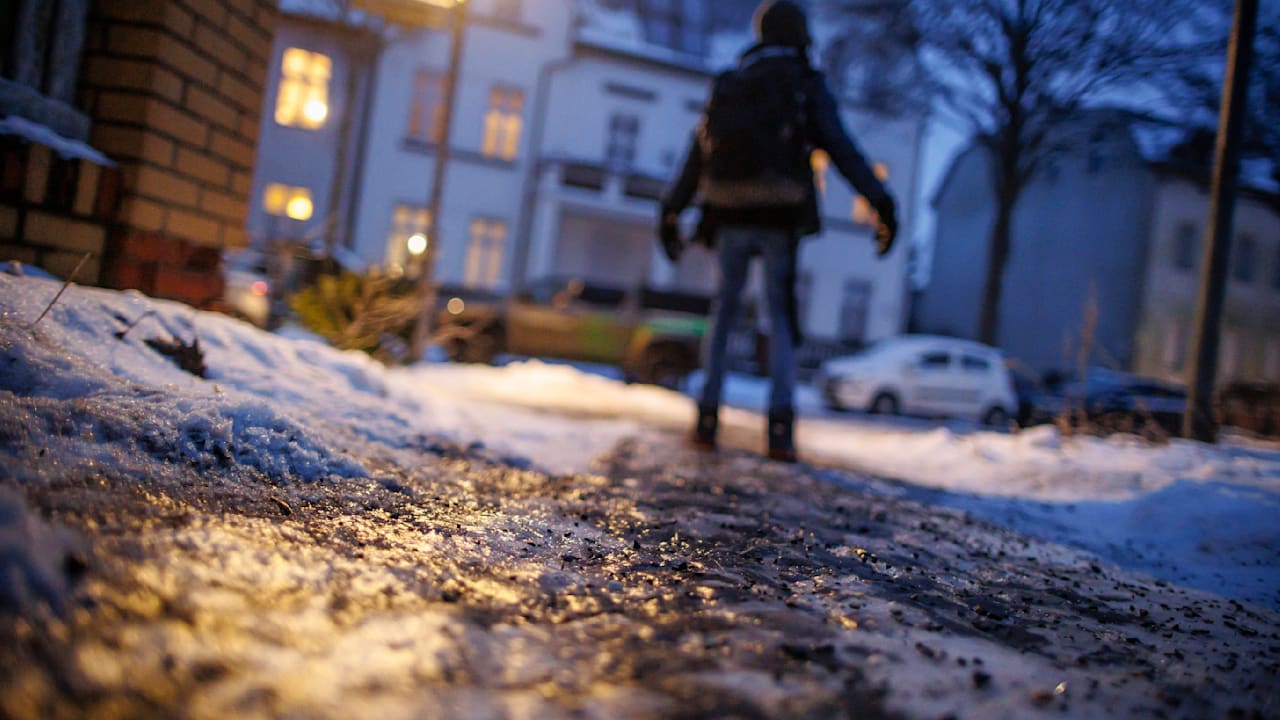 Berlin – Verkehrssenatorin Bonde (CDU) möchte bei Glatteis den Einsatz von Tausalz