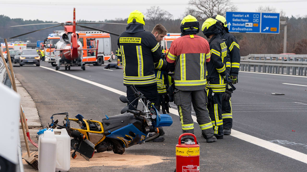 Aschaffenburg (Bayern) – Mit gesenkten Köpfen stehen die Retter auf dem Standstreifen