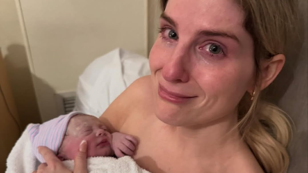 Los Angeles (USA) – Das frisch geborene Baby, im Handtuch eingewickelt, an der