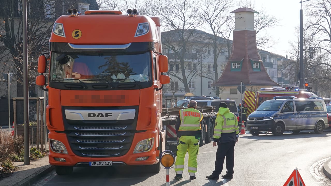 Radebeul (Sachsen) – Tragisches Unglück am Dienstagmittag in Radebeul: Eine Seniorin wurde
