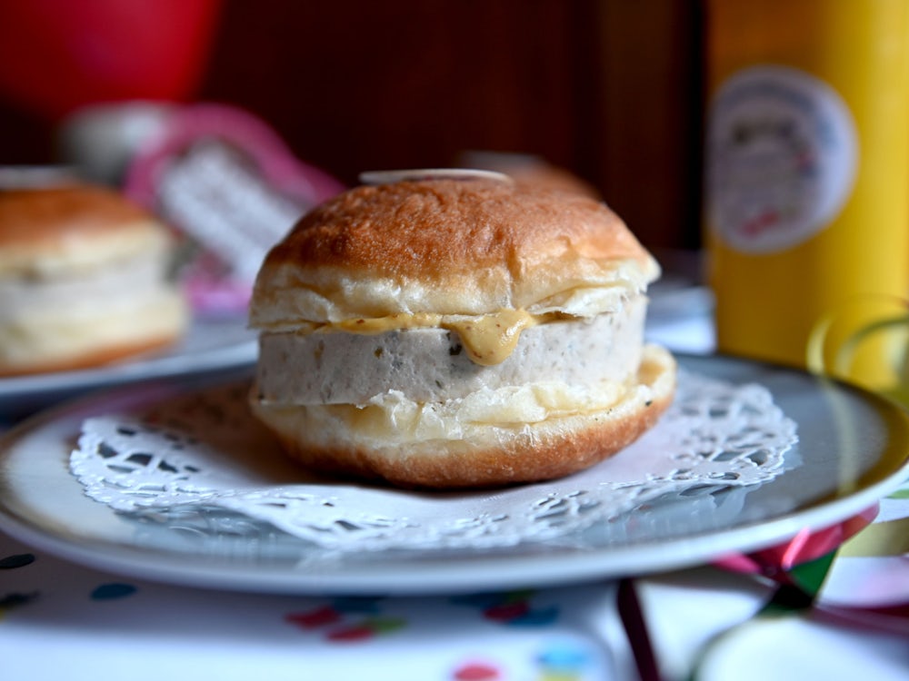 Süß-deftiger Faschingsscherz: Bajuwarische Krapfenkreation – nur echt mit Weißwurst