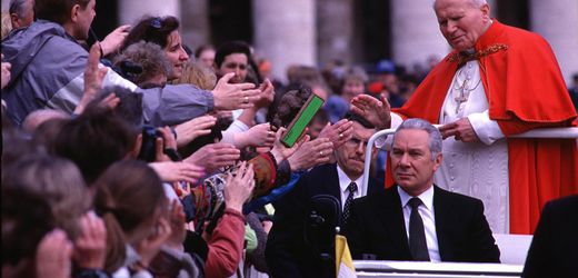 Er diente drei Päpsten Kammerdiener von Johannes Paul II. und Benedikt XVI.