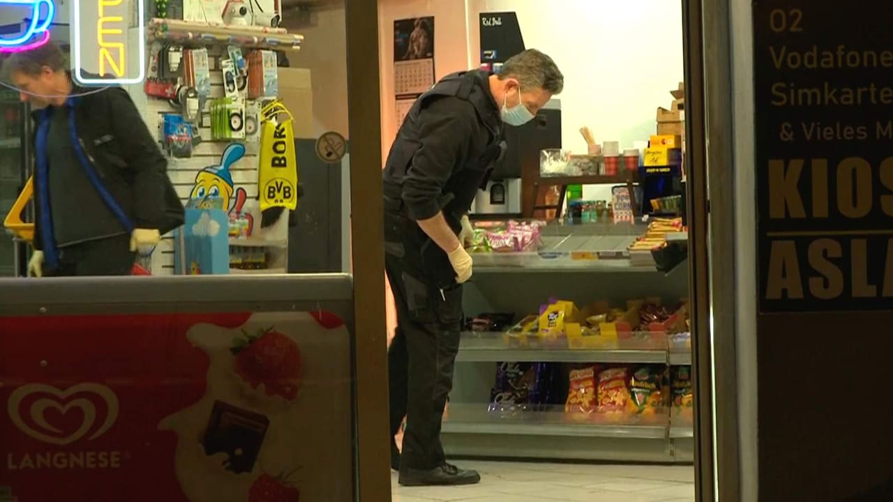 Dortmund – Zwischen BVB-Schal, Chips und Schokoriegeln suchen Polizisten nach Spuren einer