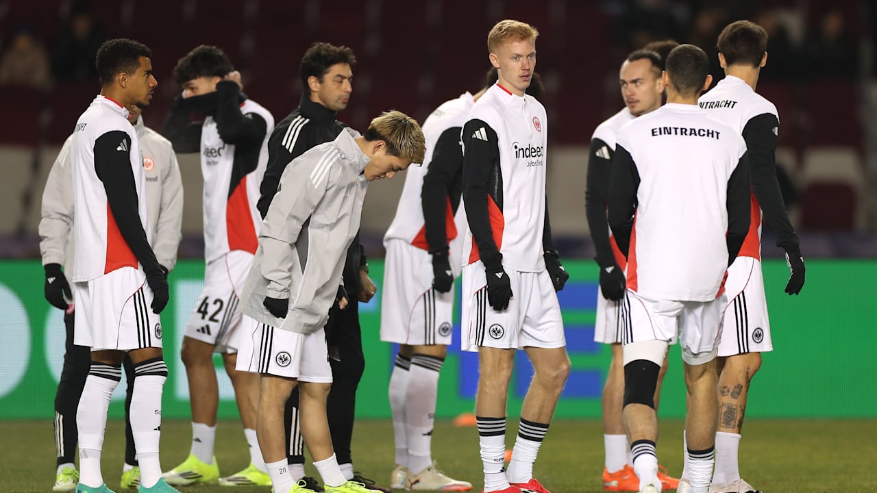 Eintracht Frankfurt erlebt ein Desaster in der Champions League! Trotz des Trainerwechsels
