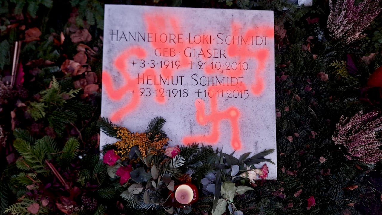 Hamburg – Widerlicher Vandalismus am Grab unseres ehemaligen Bundeskanzlers Helmut Schmidt (†96)