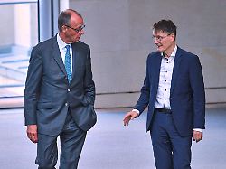 PolitikVorschläge “kontraproduktiv”Lauterbach wirft Merz “Gängelung der Kranken” vor17.01.2026, 16:29 Uhr “Die Abschaffung