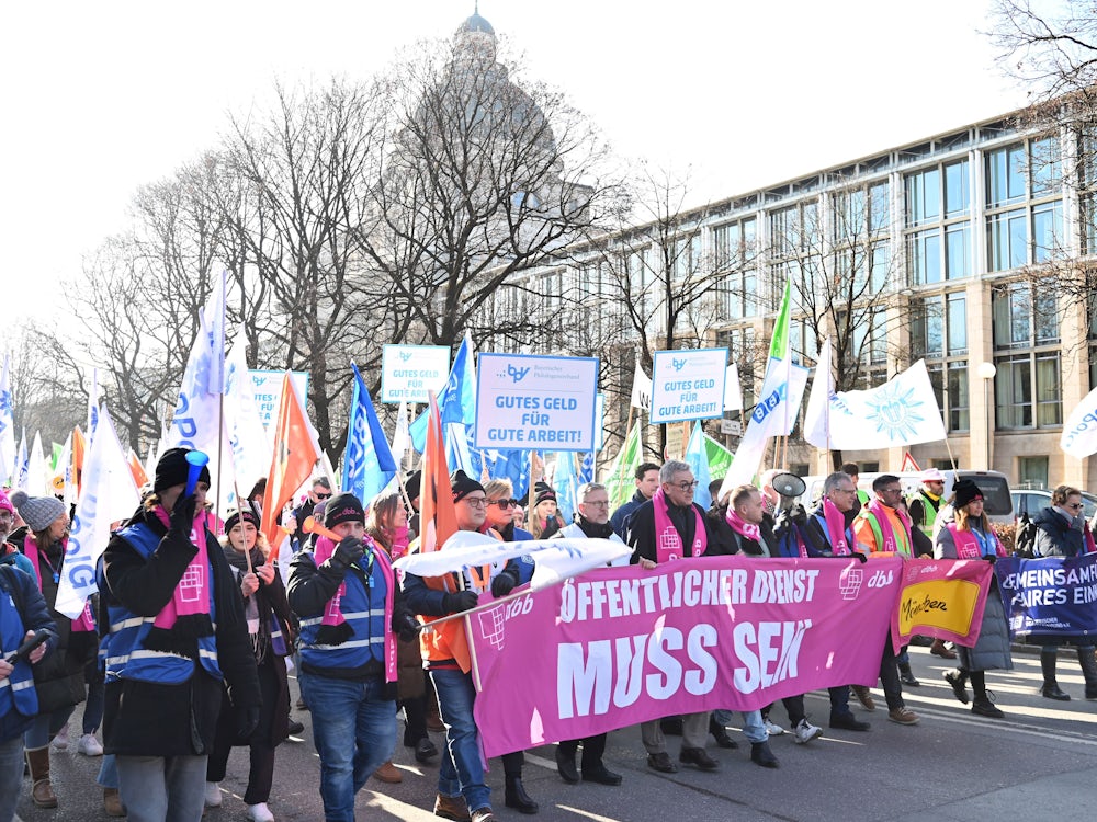 Protest in München: Beschäftigte des öffentlichen Diensts fordern mehr Geld