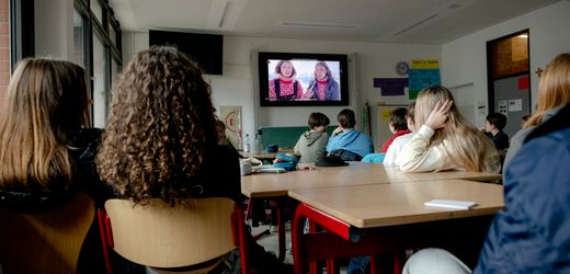 Bild vergrößern Schülerinnen und Schüler der Kölner Liebfrauenschule: Fenster in die Antarktis