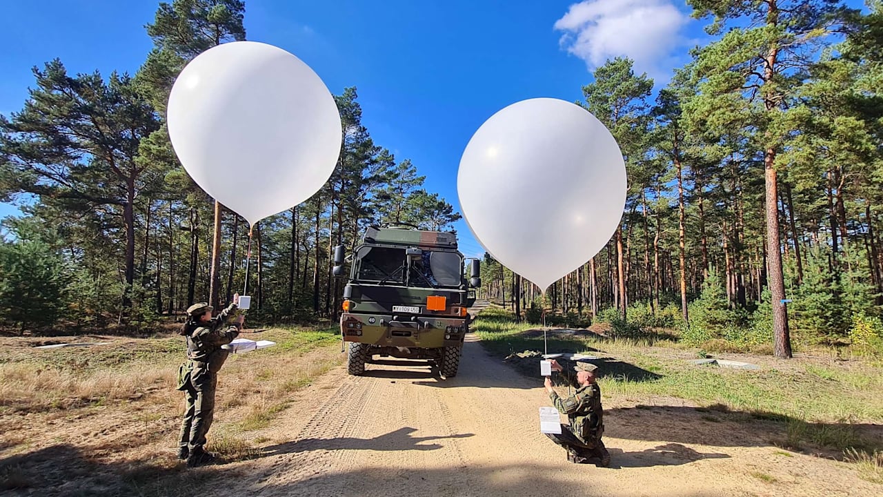 Dresden – Flugblätter vom Himmel – die Bundeswehr nutzt dafür Heliumballons. In