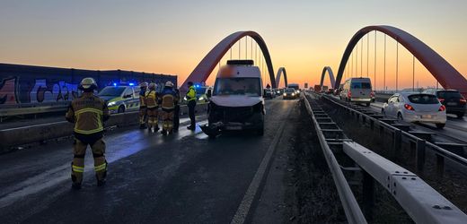 Massenkarambolage in Nordrhein-Westfalen 26 Fahrzeuge kollidieren auf A42 Auf glatter Fahrbahn hat