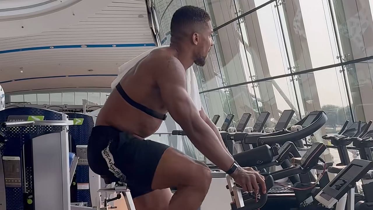 Es sind Fotos, die Box-Fans glücklich machen!Anthony Joshua (36) trainiert wieder. 19