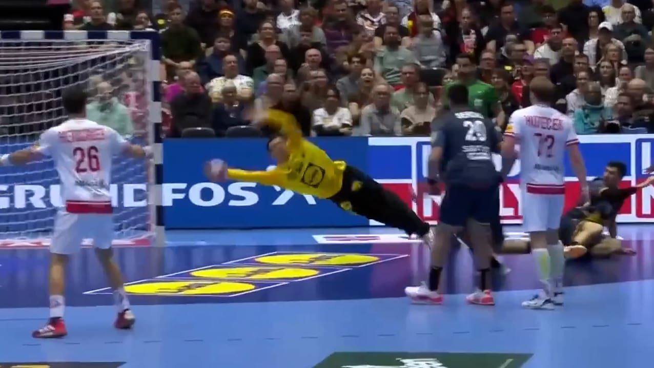 Doppelt hält besser!: Ösi-Keeper mit spektakulärer Fußball-ParadeMehr zum Video anzeigen Österreichs Torwart