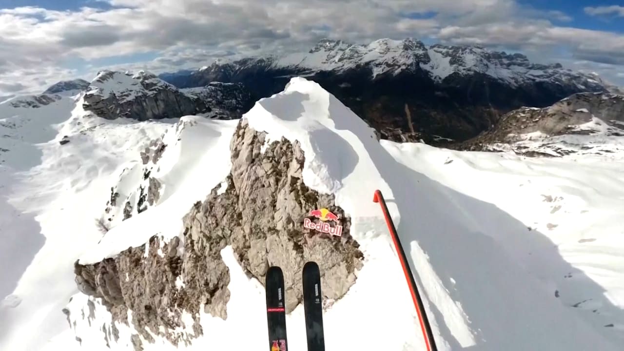 Wahnsinn über 110-Meter-Schlucht: Ski-Stars riskieren ihr Leben bei Alpenkamm-FahrtMehr zum Video anzeigen