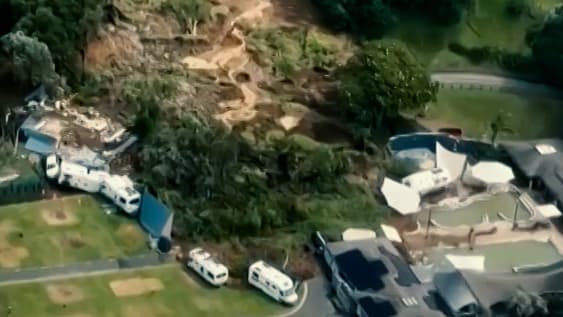 Drama nach Starkregen: Erdrutsch verschlingt CampingplatzMehr zum Video anzeigen Nach extremen Regenfällen
