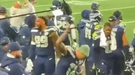 Hintern versohlt: NFL-Stars demütigen ihren Gegner mit GürtelMehr zum Video anzeigen Jaxon