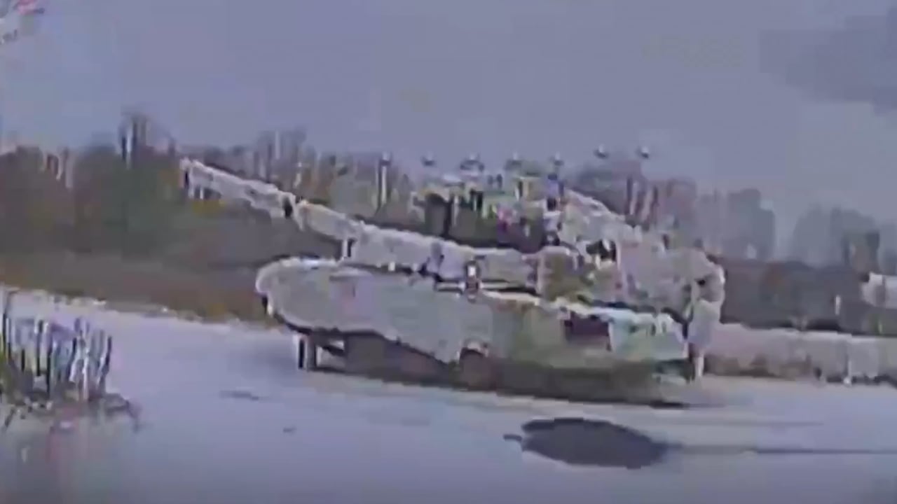 T-80 mit Winter-Gittern: Russen-Panzer trotzt sieben Ukraine-DrohnenMehr zum Video anzeigen Die ukrainische