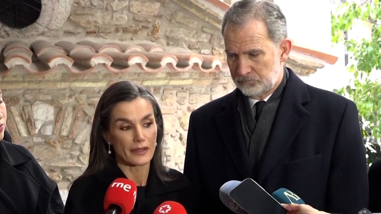 Spanisches Königspaar zum Zugunglück: „Wir sind zutiefst besorgt!“ Mehr zum Video anzeigen