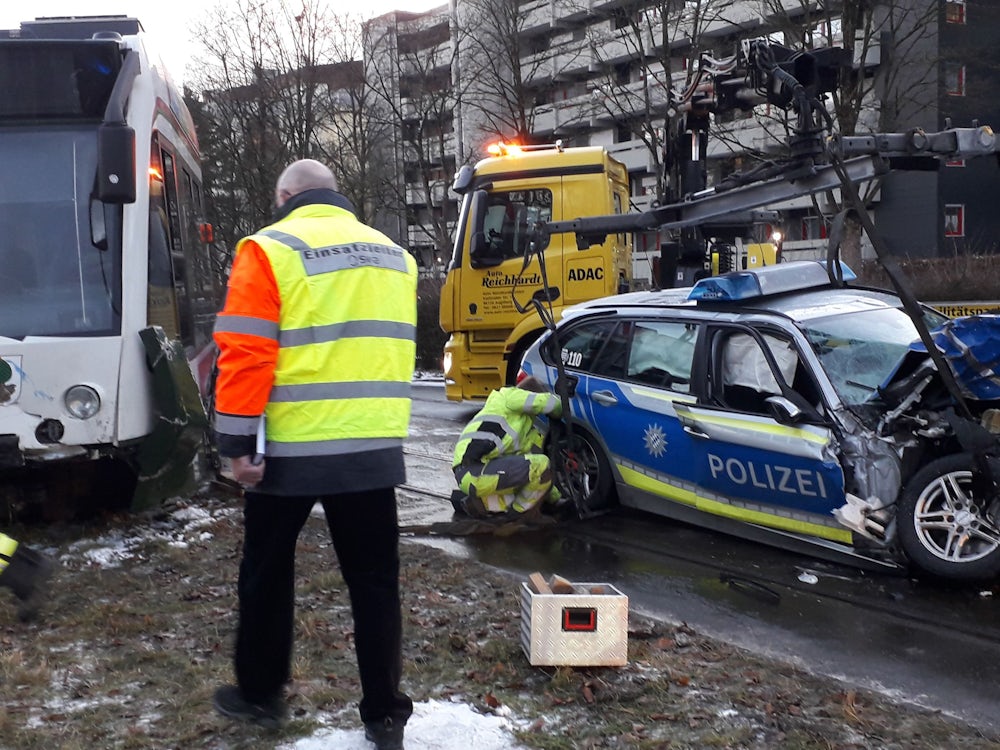 Augsburg: Streifenwagen kollidiert mit Straßenbahn – mehrere Verletzte