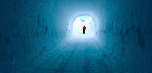35 Meter lange Höhle Forscher sammeln Teile bedrohter Alpengletscher in der Antarktis