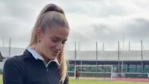 Überraschungs-Besuch!: Alica Schmidt plötzlich bei Bundesliga-Team aufgetauchtMehr zum Video anzeigen Plötzlich taucht