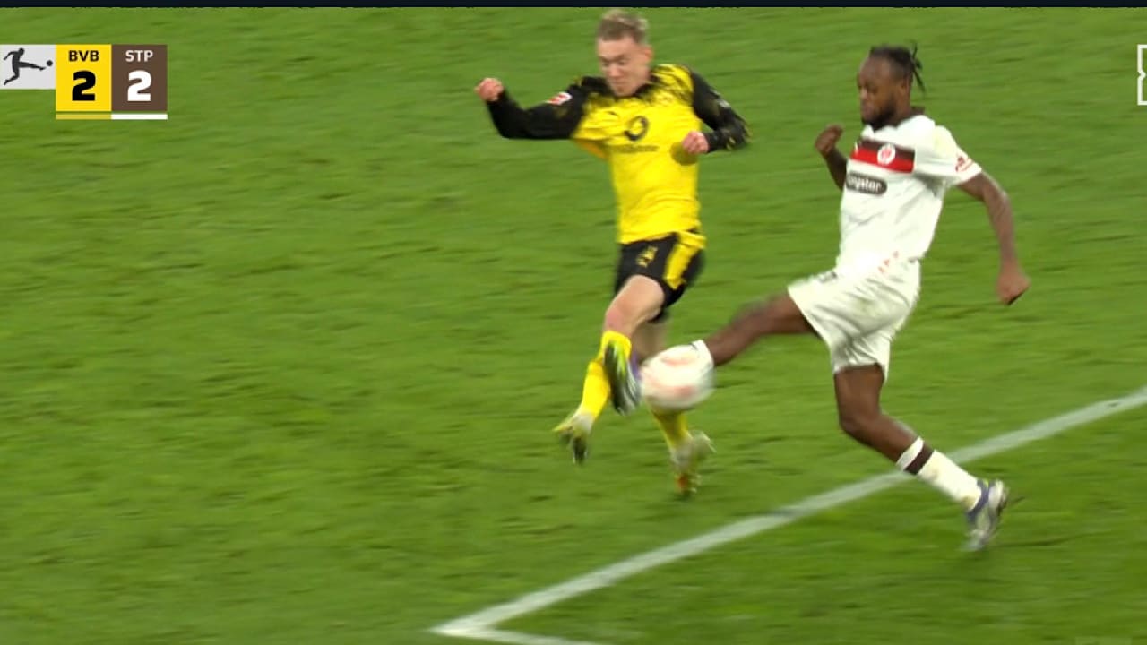 VAR-Check in Wolfsburg, Handelfmeter gegen St. Pauli. VAR-Check in Dortmund, Handelfmeter für